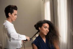 HOT TOOLS Dual Plate Straightener Limited Giftpack -Winkel Voor Haarverzorgingsproducten 202108 hottools 40 art dualplate lifestyle v3 168 min