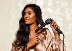 HOT TOOLS Curl Bar Black Gold 32mm -Winkel Voor Haarverzorgingsproducten htcurl1181bg product in use 300dpi min 1