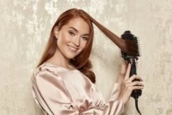 HOT TOOLS Volumiser Set Black Gold -Winkel Voor Haarverzorgingsproducten htdr1100bg product in use 300dpi rbg min